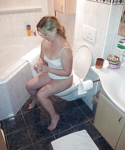 amateurs milfs and teens spied on in the toilet